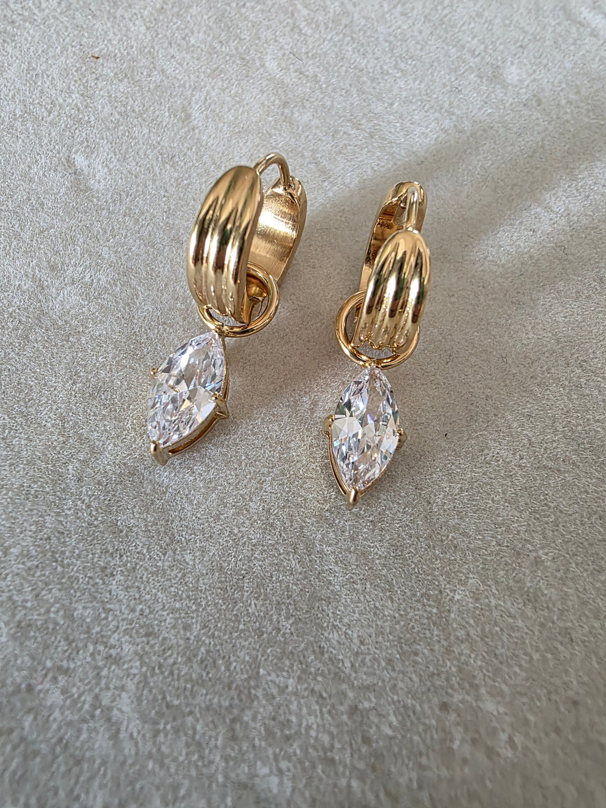 GOTA COLGANTE